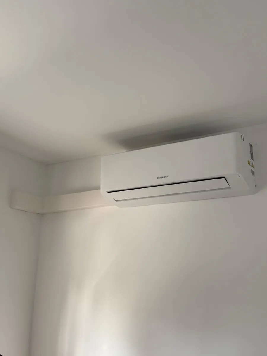 Bosch Climate 7000i Wandgerät mit weißem Kabelkanal – fachgerecht montiert von KKS Reichel in Marl